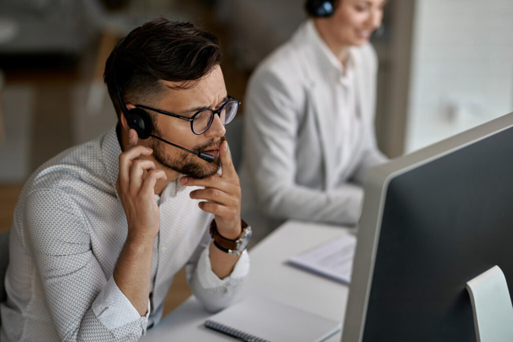 mężczyzna pracujący w call center